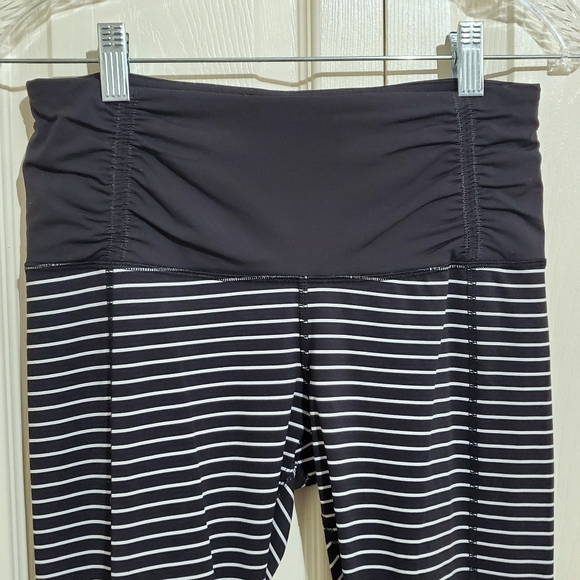 Lululemon Runday Parallel Crops Sz 6 - Picture 3 of 8